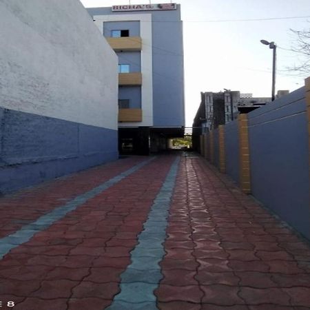 Oyo 80228 Hotel Richa Hālol Eksteriør billede